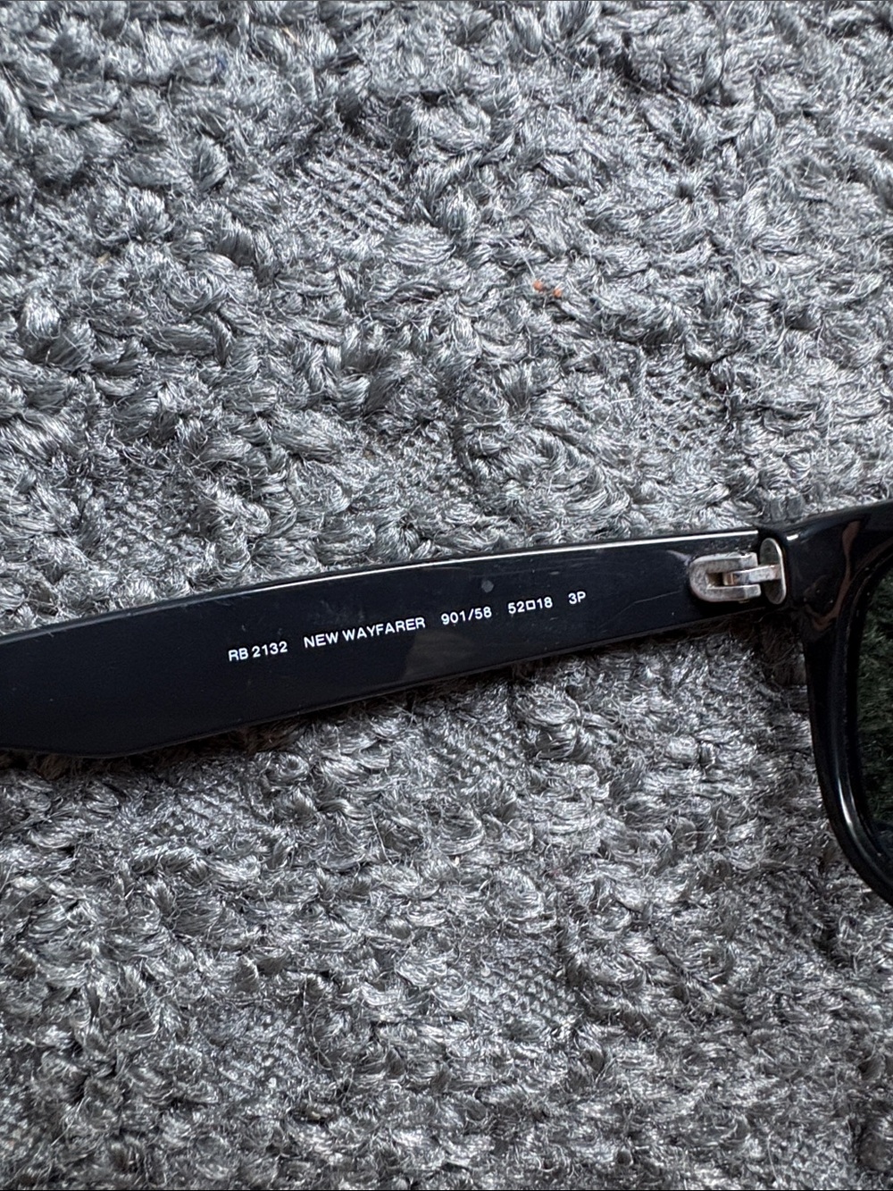 Ray-Ban Black Frame Wayfarer Sunglasses 2132 - Picture 3 of 5